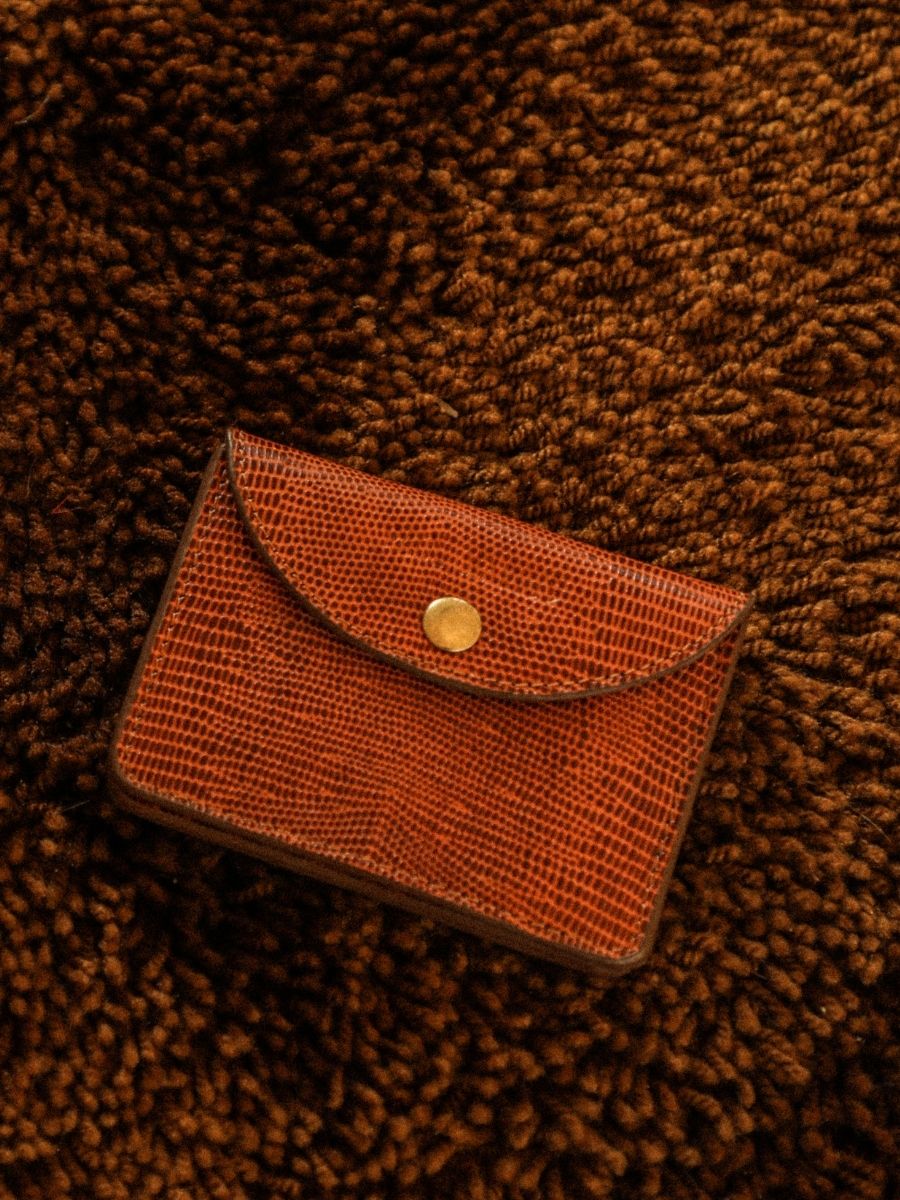 photo-vue-portee-porte-monnaie-cuir-marron-basile-1960-paul-marius-m75-l-l