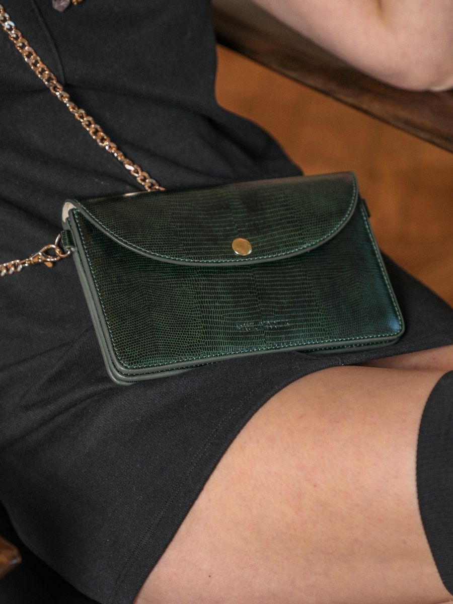 photo-focus-matiere-sac-pochette-cuir-vert-bertille-1960-paul-marius-w44-l-dg