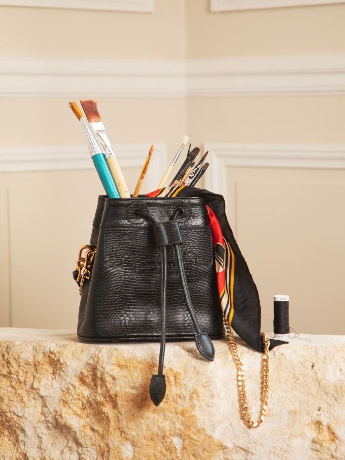 mini-sac-seau-cuir-noir-capucine-xs-1960-noir-de-jais-vue-zoom-matiere-w39xs-l-b