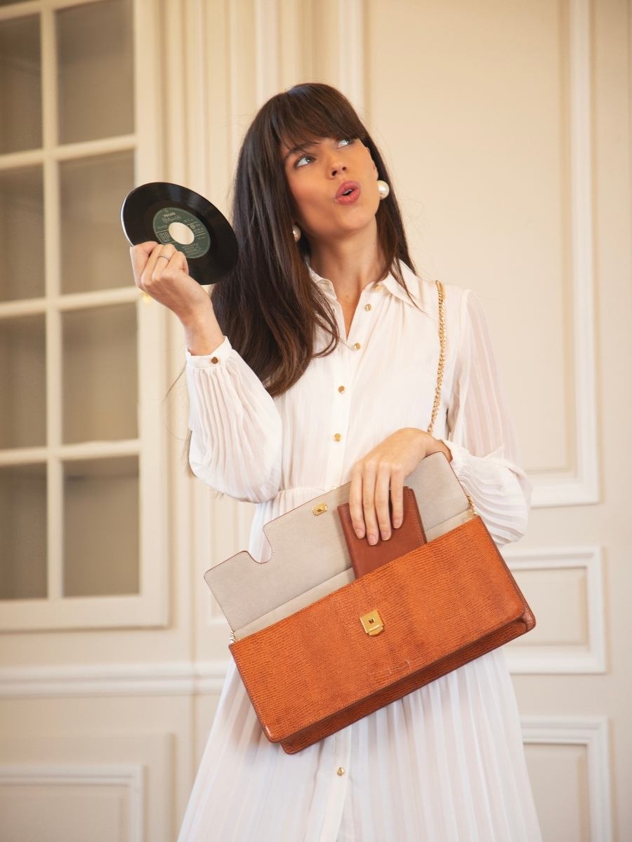 photo-vue-zoom-matiere-sac-baguette-cuir-ambre-gabrielle-ultra-long-1960-paul-marius-w42l-l-l