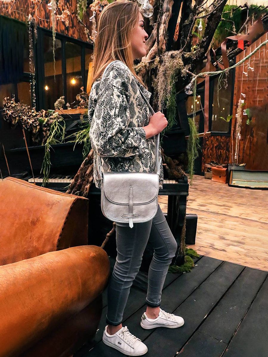 photo-matiere-sac-bandouliere-cuir-femme-argente-lidole-argente-paul-marius-w16-s