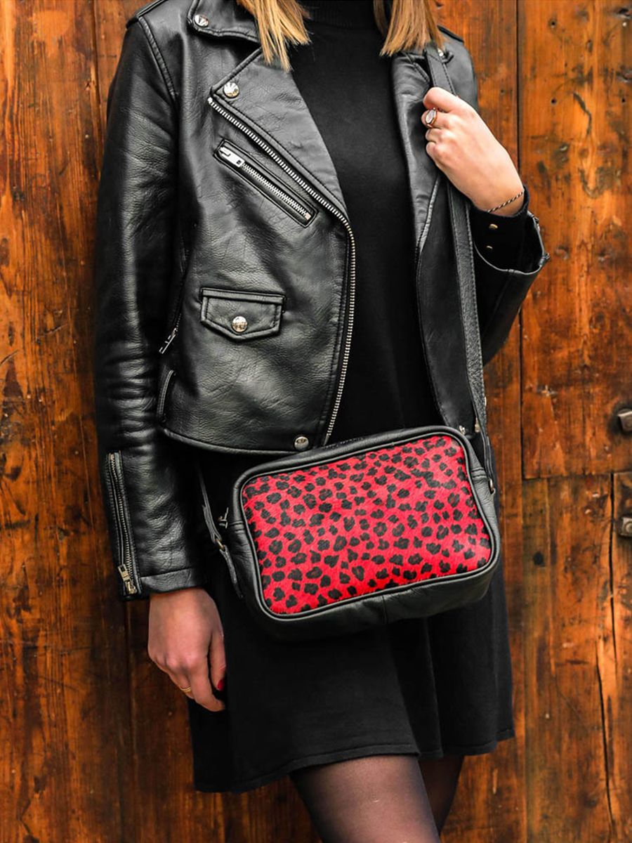 photo-portee-pochette-cuir-femme-noir-rouge-limpertinent-leopard-noir-rouge-paul-marius-w22-lp-b-r