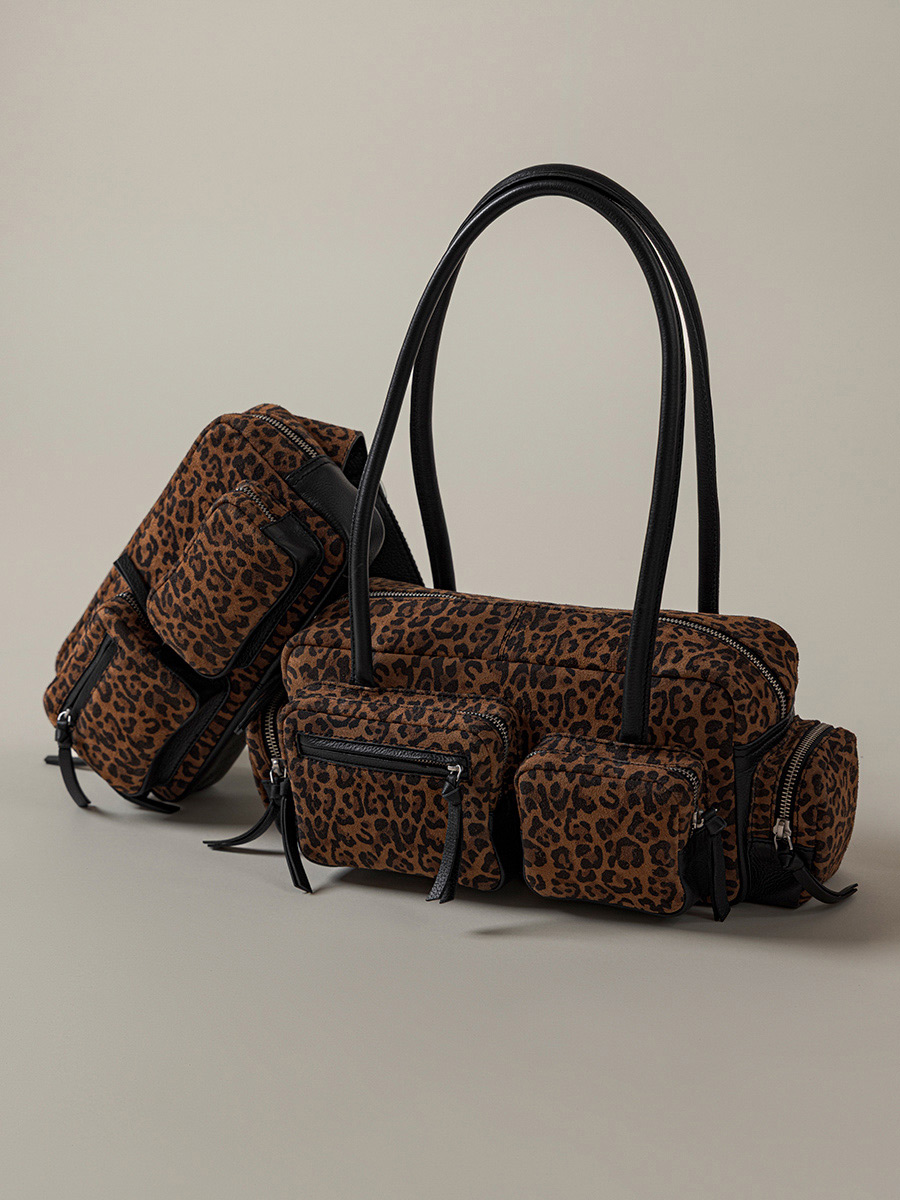 sac-banane-cuir-leopard-noir-labanane-90s-leopard-vue-zoom-matiere-m86-lp-b