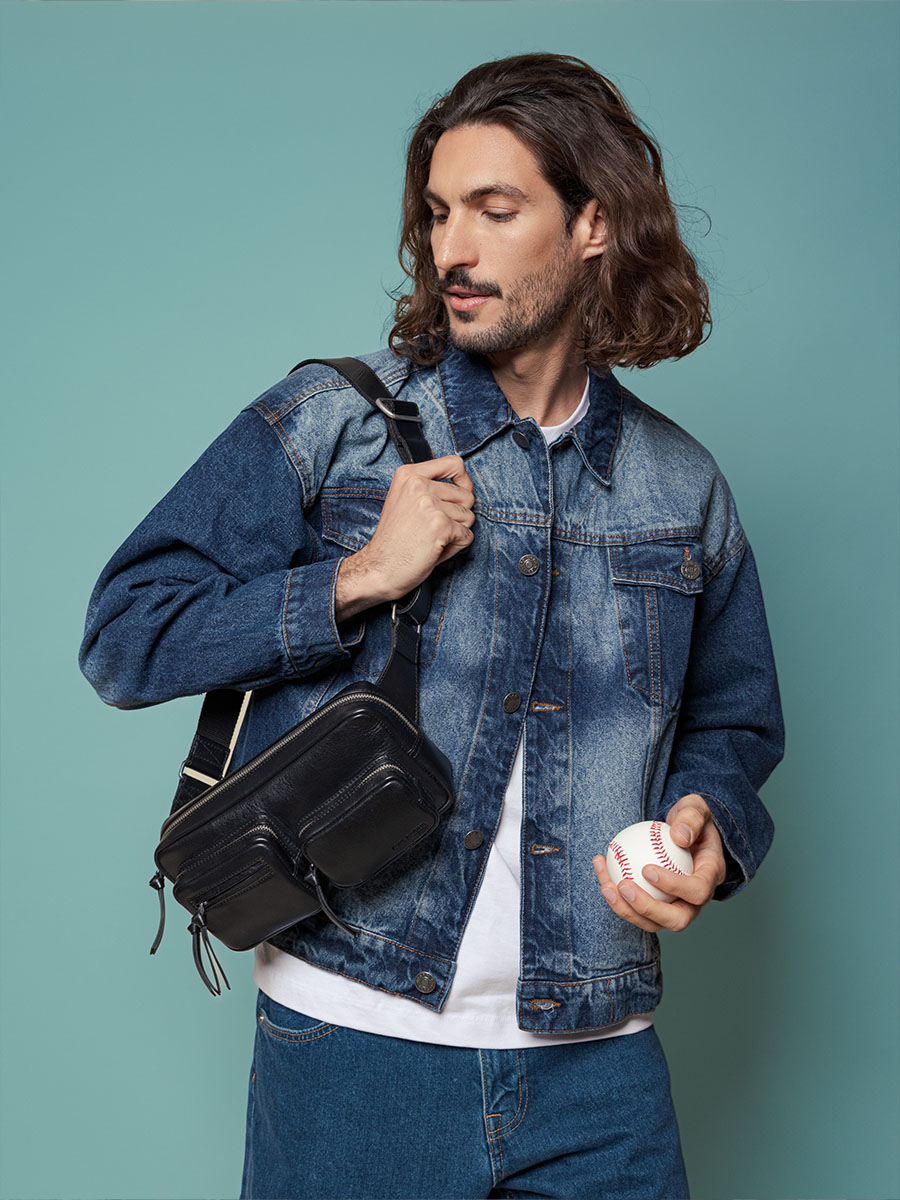 sac-banane-cuir-labanane-90s-noir-vue-portee-m86-b