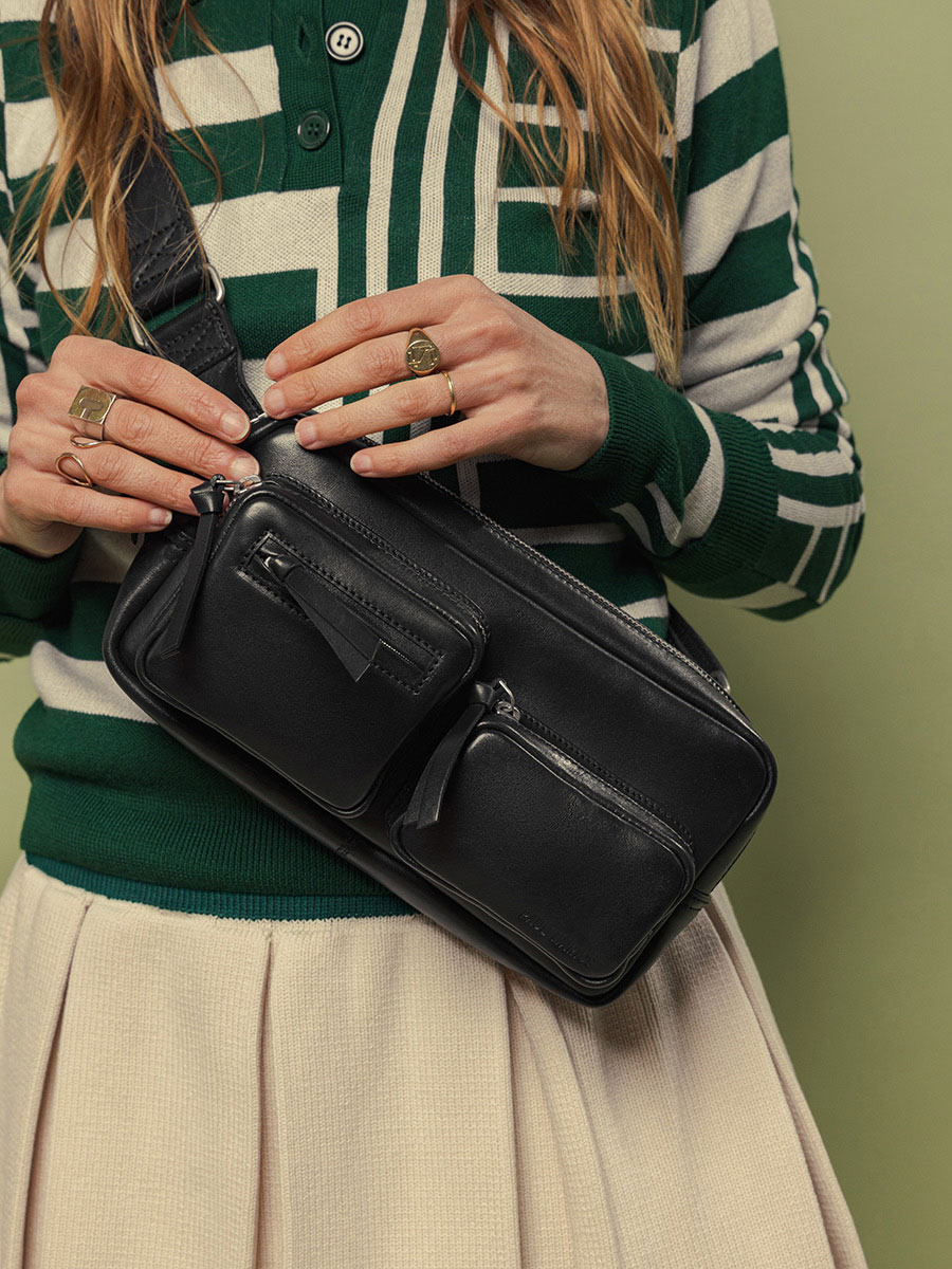 sac-banane-cuir-labanane-90s-noir-vue-zoom-matiere-m86-b