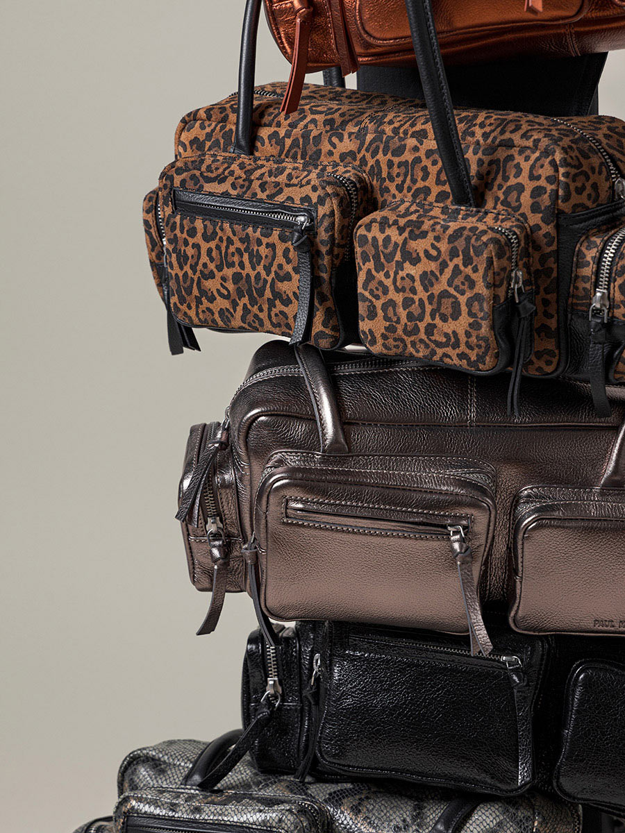 sac-multi-poches-cuir-leopard-noir-lebasset-90s-leopard-vue-zoom-matiere-w56-lp-b