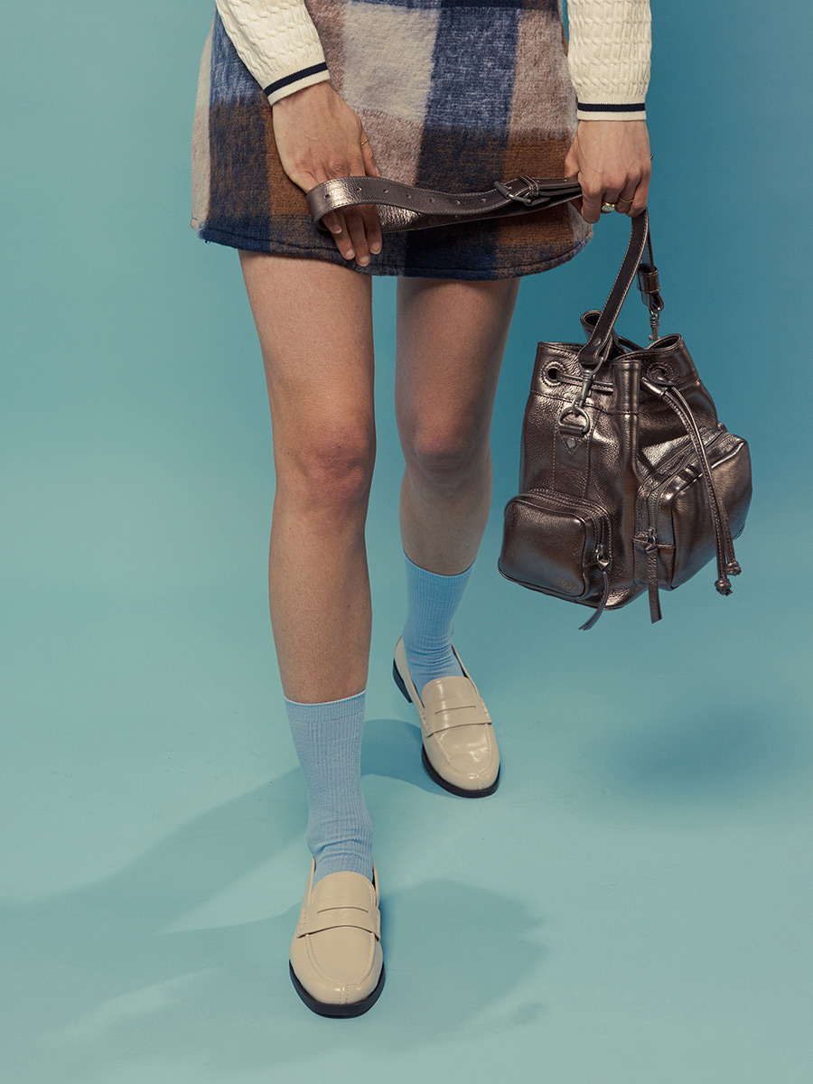 sac-seau-cuir-argente-leseau-90s-acier-vue-portee-w57-b