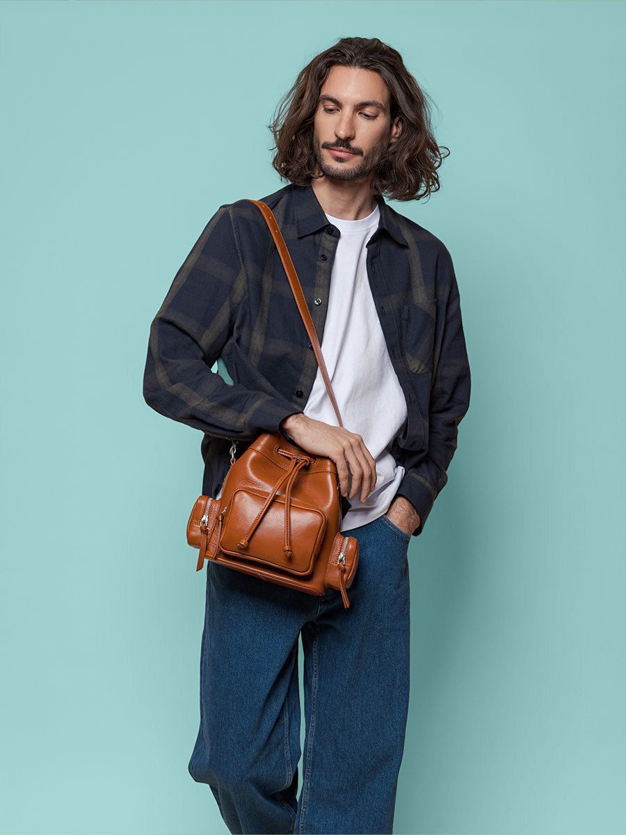 sac-seau-cuir-marron-leseau-90s-cognac-vue-portee-w57-co