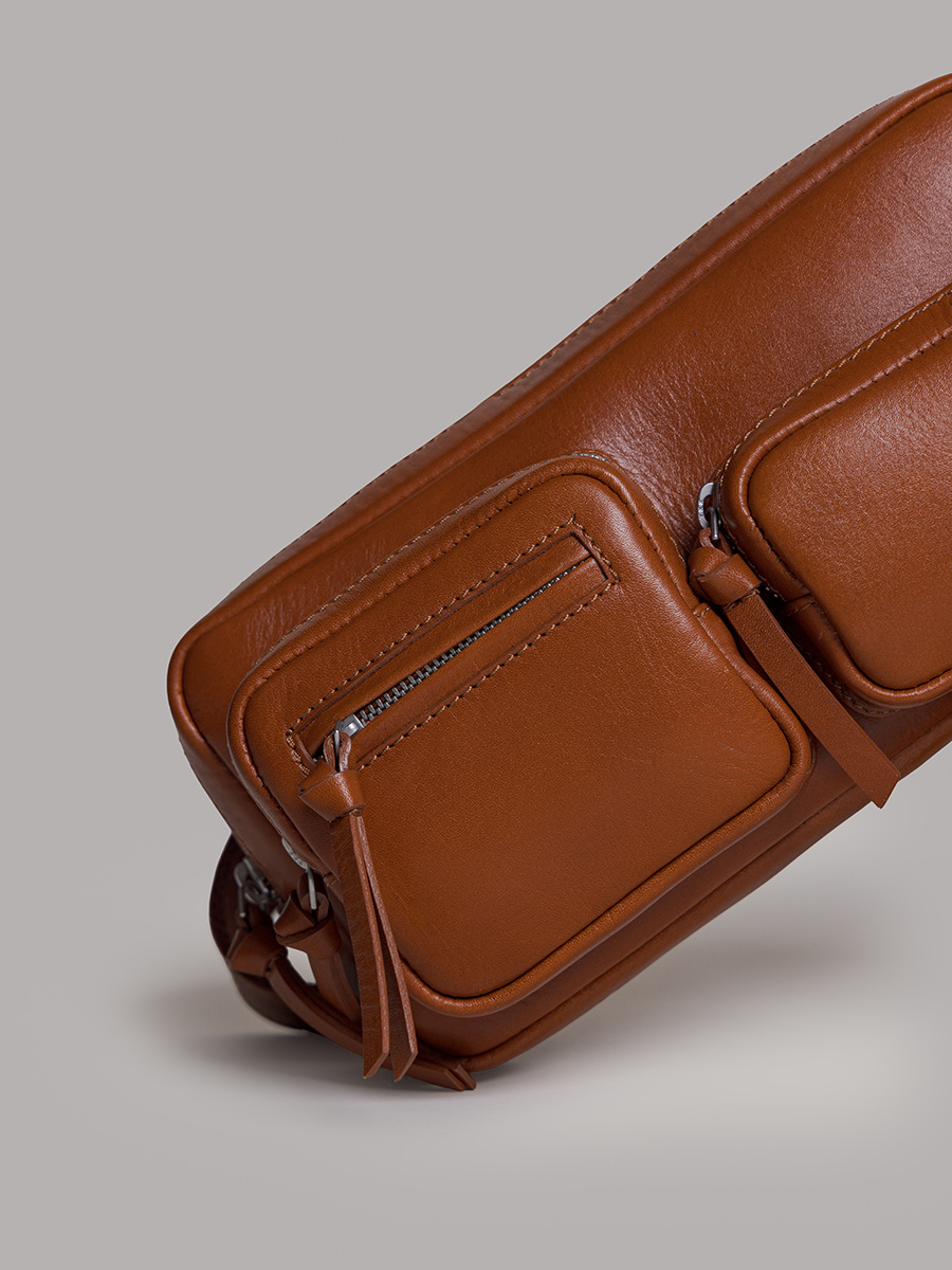 sac-banane-cuir-marron-labanane-90s-cognac-vue-zoom-matiere-m86-co