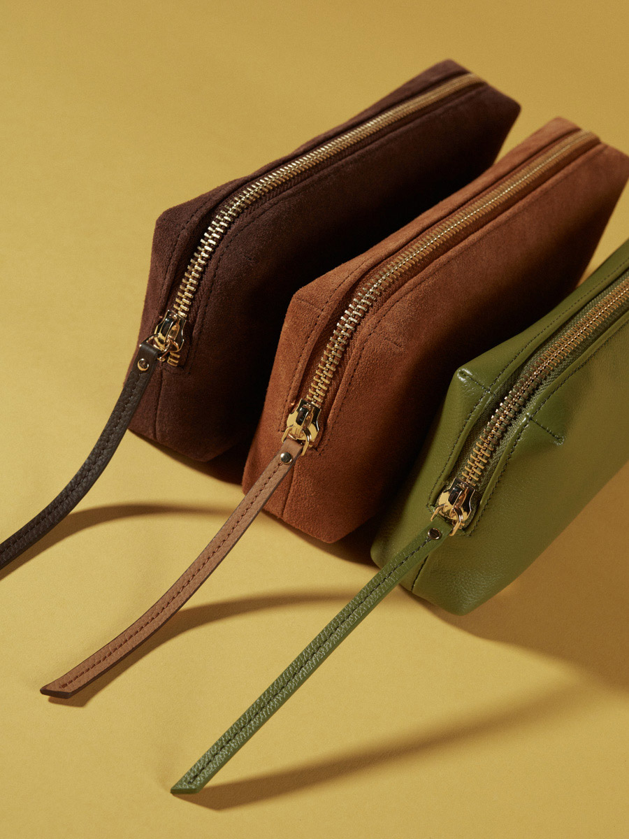 pochette-marron-adam-chocolat-vue-zoom-matiere-m79-su-db