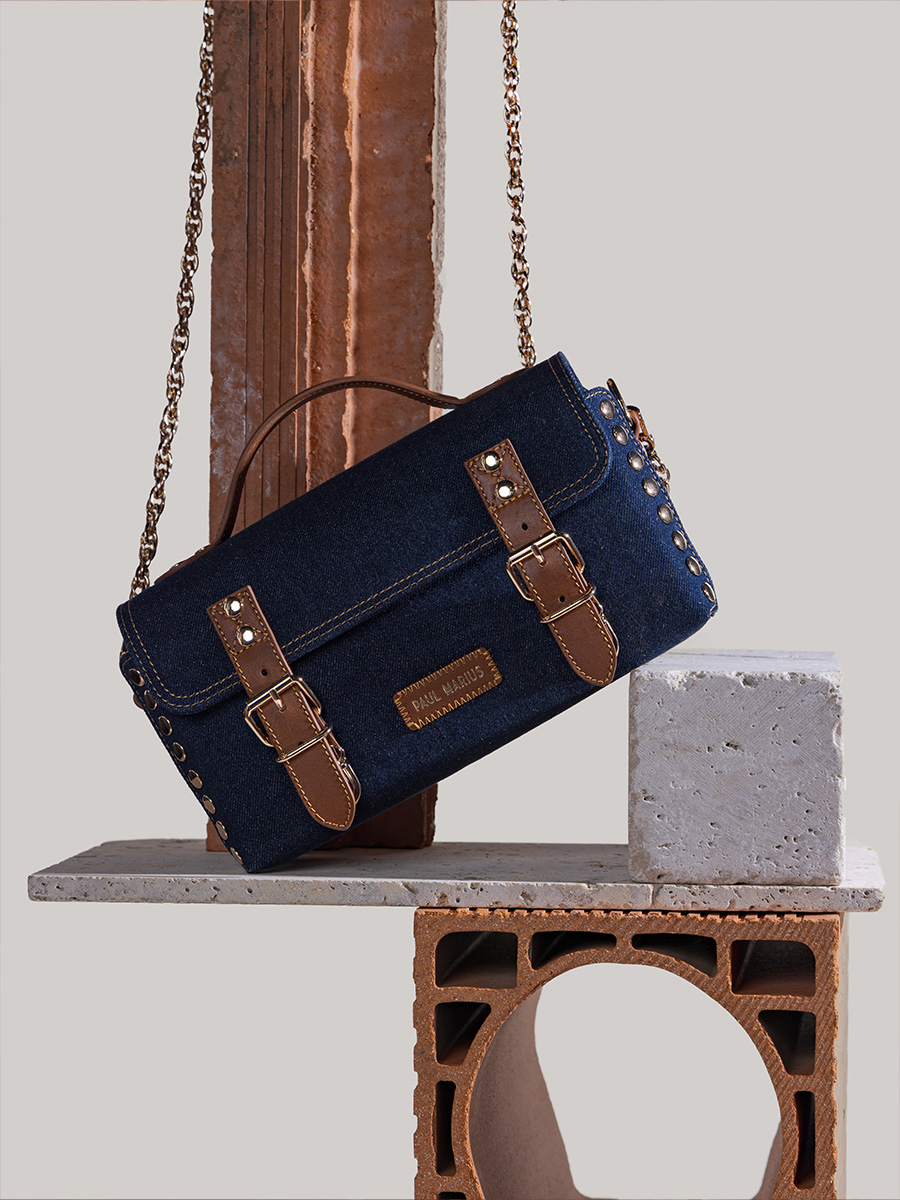 sac-bandouliere-cuir-jean-bleu-lartisane-n2-denim-brut-vue-portee-p102-dblu-denim