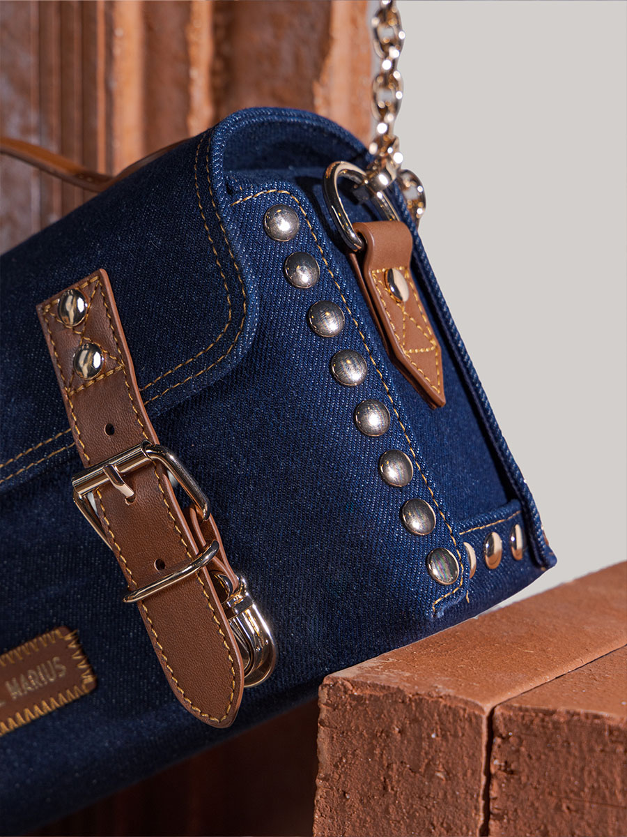 sac-bandouliere-cuir-jean-bleu-lartisane-n2-denim-brut-vue-zoom-matiere-p102-dblu-denim