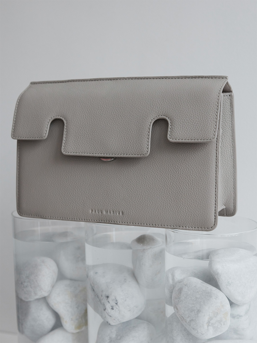 sac-baguette-cuir-gabrielle-galet-vue-portee-w42-bm-gre 