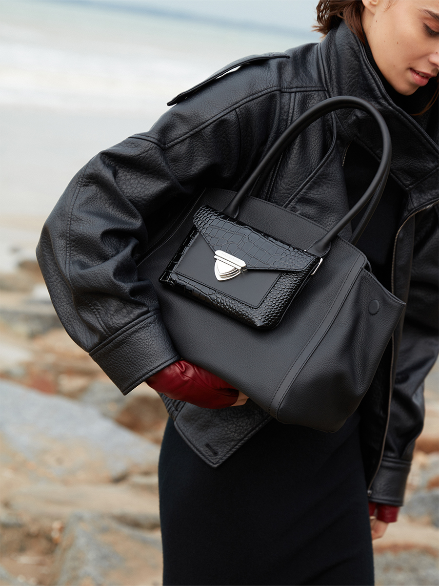 mini-sac-main-lecaprice-pochette-vernis-noir-zoom-matiere-w65-cr-ver-b 