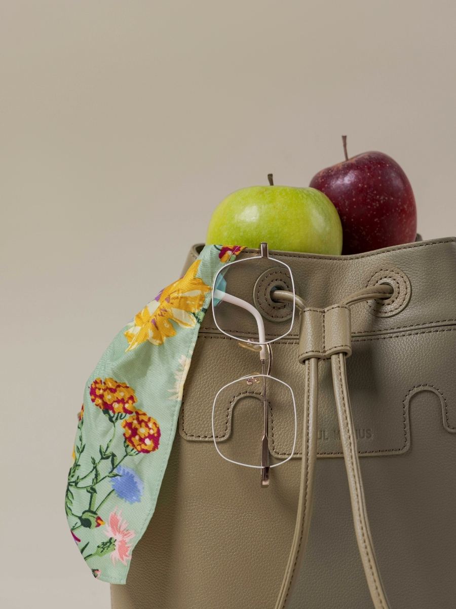 sac-seau-cuir-capucine-amande-vue-zoom-matiere-w39-al