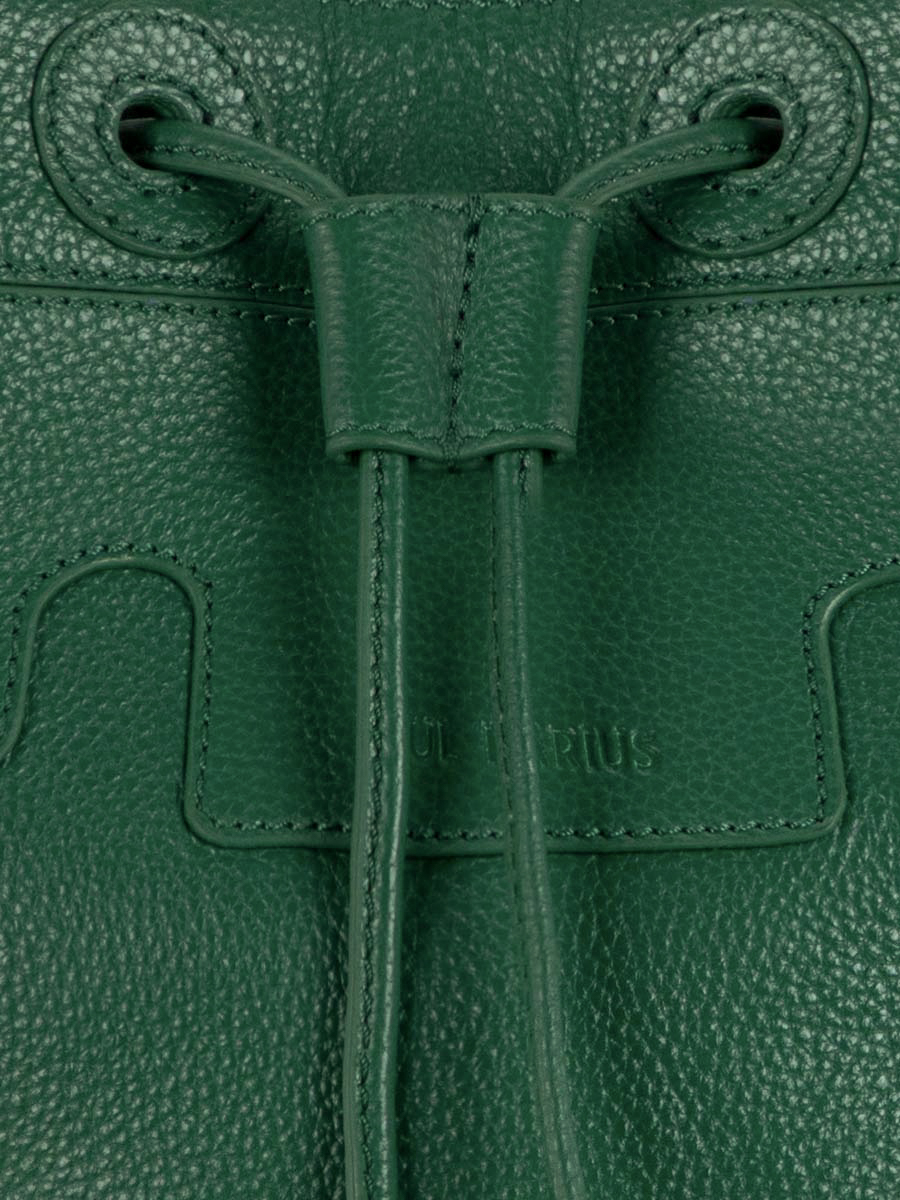 photo-vue-zoom-matiere-sac-seau-cuir-vert-capucine-azur-vert-imperial-paul-marius-w39-az-gr