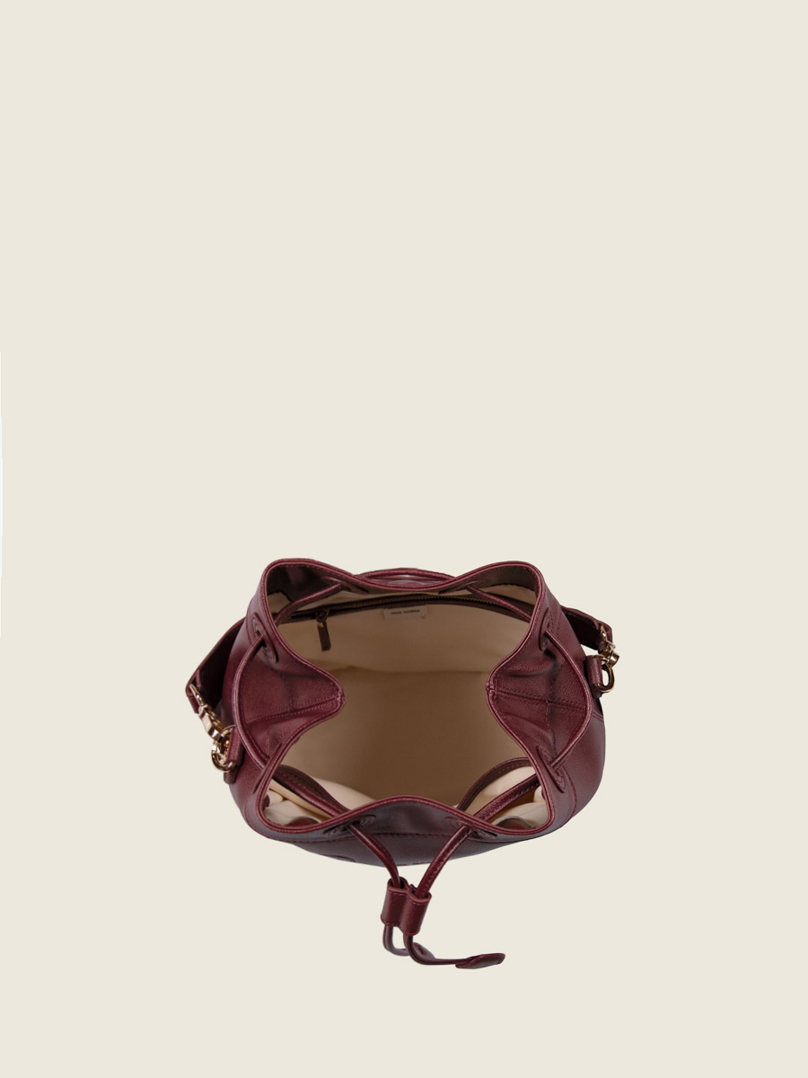 sac-seau-cuir-violet-capucine-taupe-vue-portee-w39-p