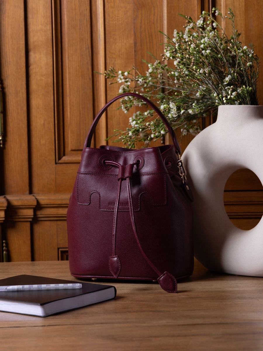 sac-seau-cuir-violet-capucine-taupe-vue-zoom-matiere-w39-p