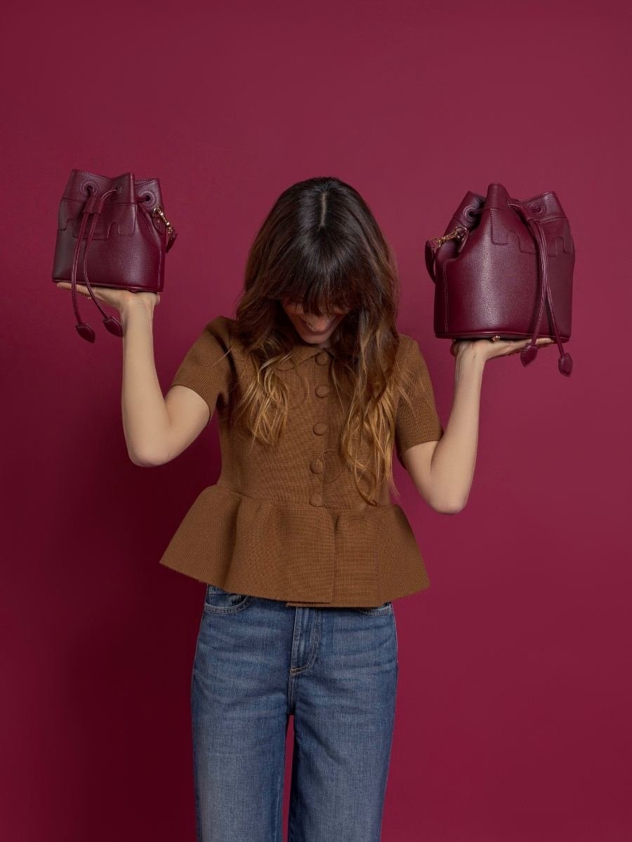 sac-seau-cuir-violet-capucine-taupe-vue-cote-w39-p