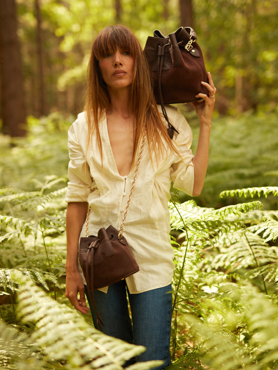 mini-sac-seau-cuir-capucine-xs-chocolat-vue-portee-w39xs-su-db