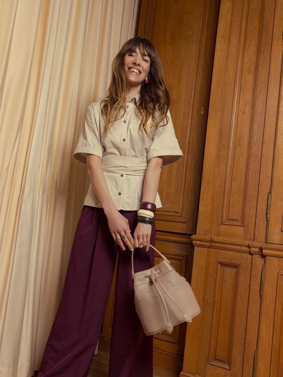 sac-seau-cuir-marron-capucine-taupe-vue-cote-w39-bei