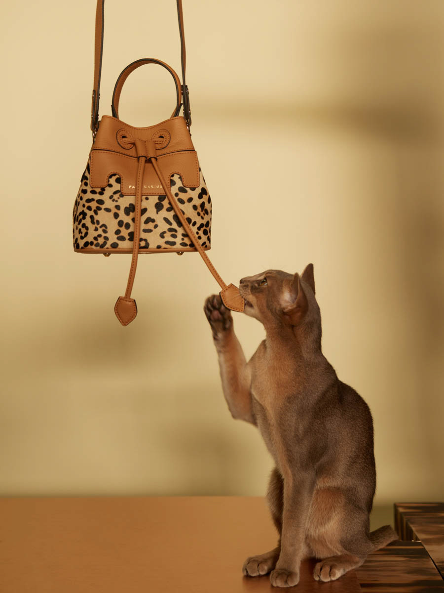 mini-sac-seau-cuir-capucine-xs-leopard-beige-vue-portee-w39xs-lp-bei