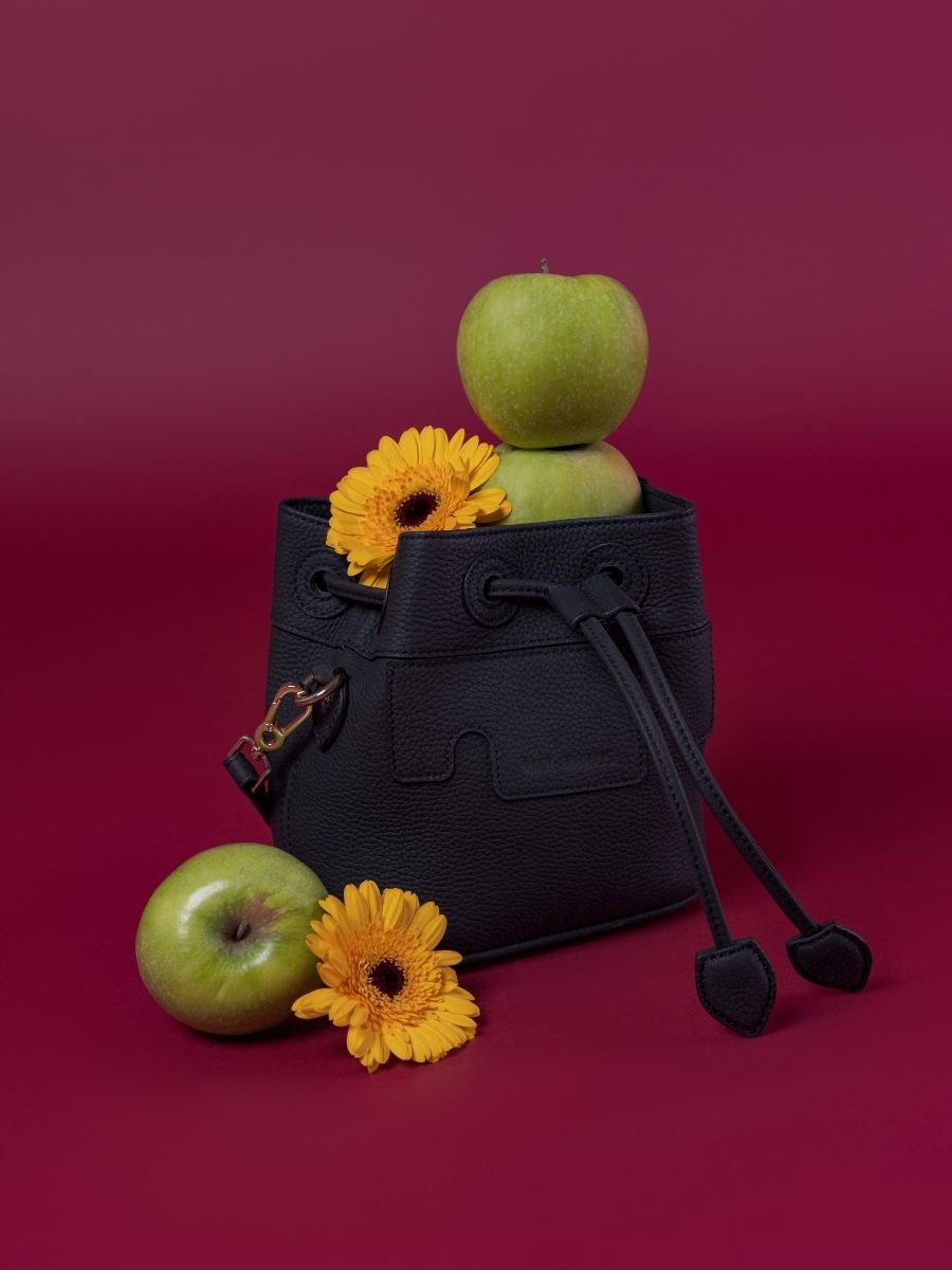 mini-sac-seau-cuir-capucine-xs-noir-charbon-vue-zoom-matiere-w39xs-bm-b