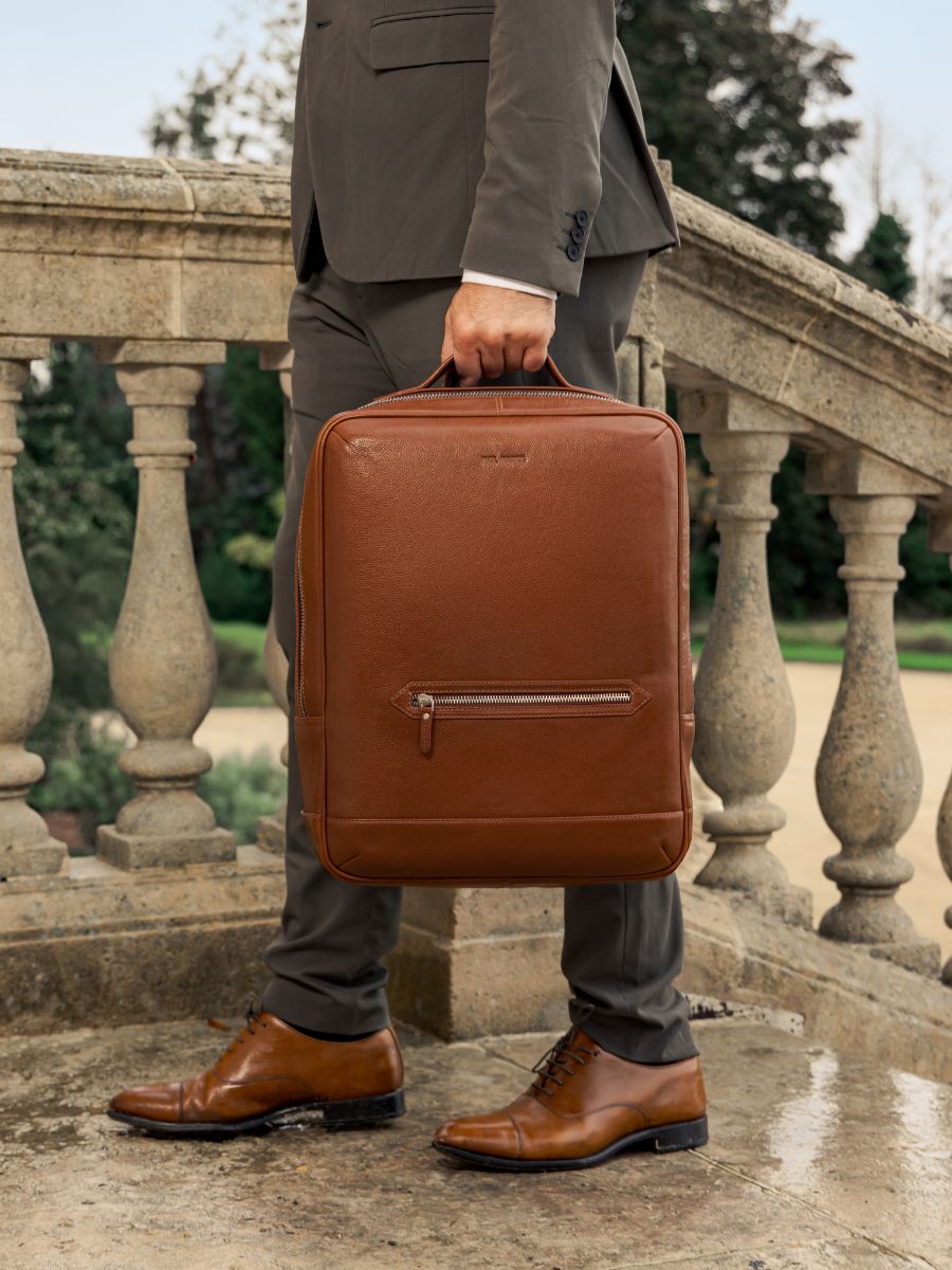 photo-vue-zoom-matiere-sac-dos-cuir-marron-la-suite-charles-naturel-paul-marius-b11-l