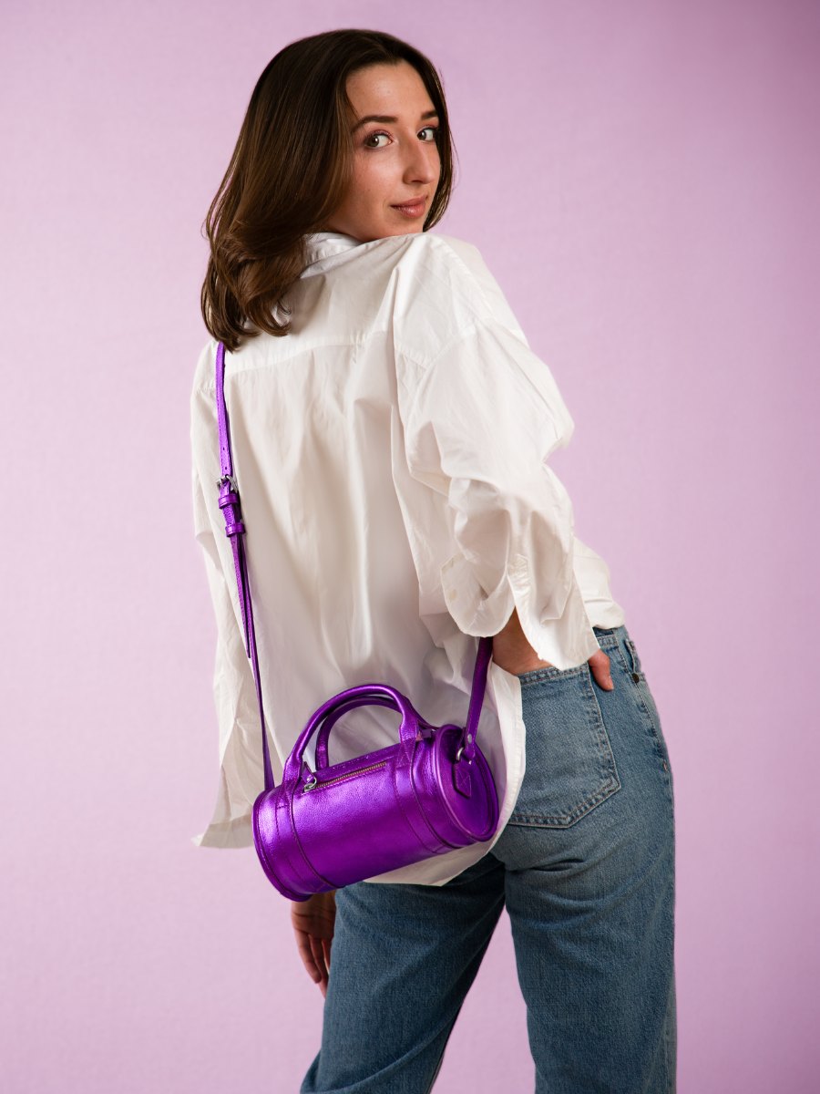 photo-vue-face-sac-bandouliere-cuir-violet-metallise-charlie-bonbon-paul-marius-w30-m-p