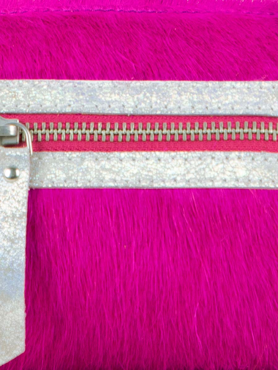 photo-vue-zoom-matiere-sac-bandouliere-cuir-rose-charlie-creature-rose-acide-paul-marius-w30-crea-s-pi