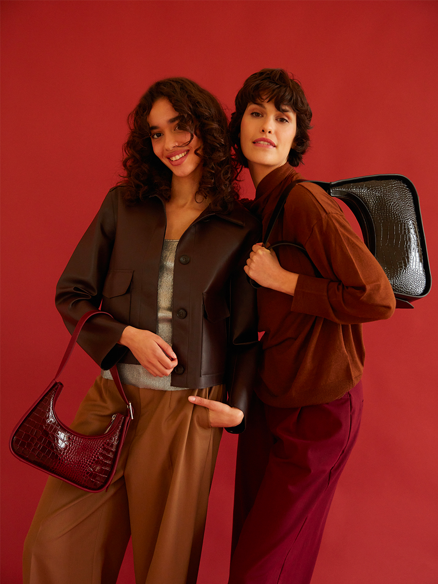 victoire-croco-cuir-femme-vernis-noir-vue-portee-w54-cr-ver-b