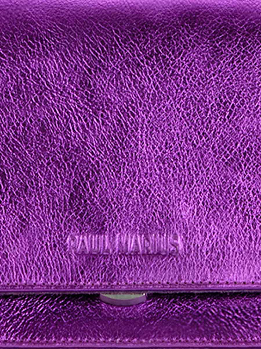 photo-vue-zoom-matiere-sac-bandouliere-cuir-violet-metallise-diane-s-bonbon-paul-marius-w35s-m-p