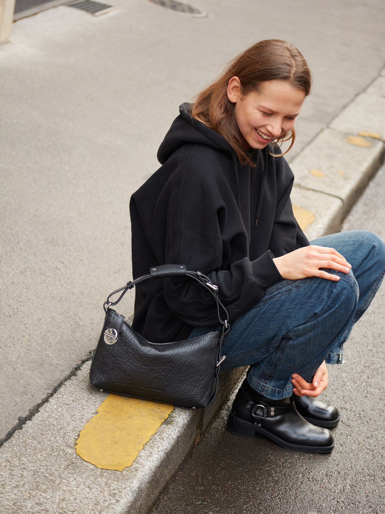 sac-baguette-elliott-cuir-noir-femme-vue-portee-w73m-b 