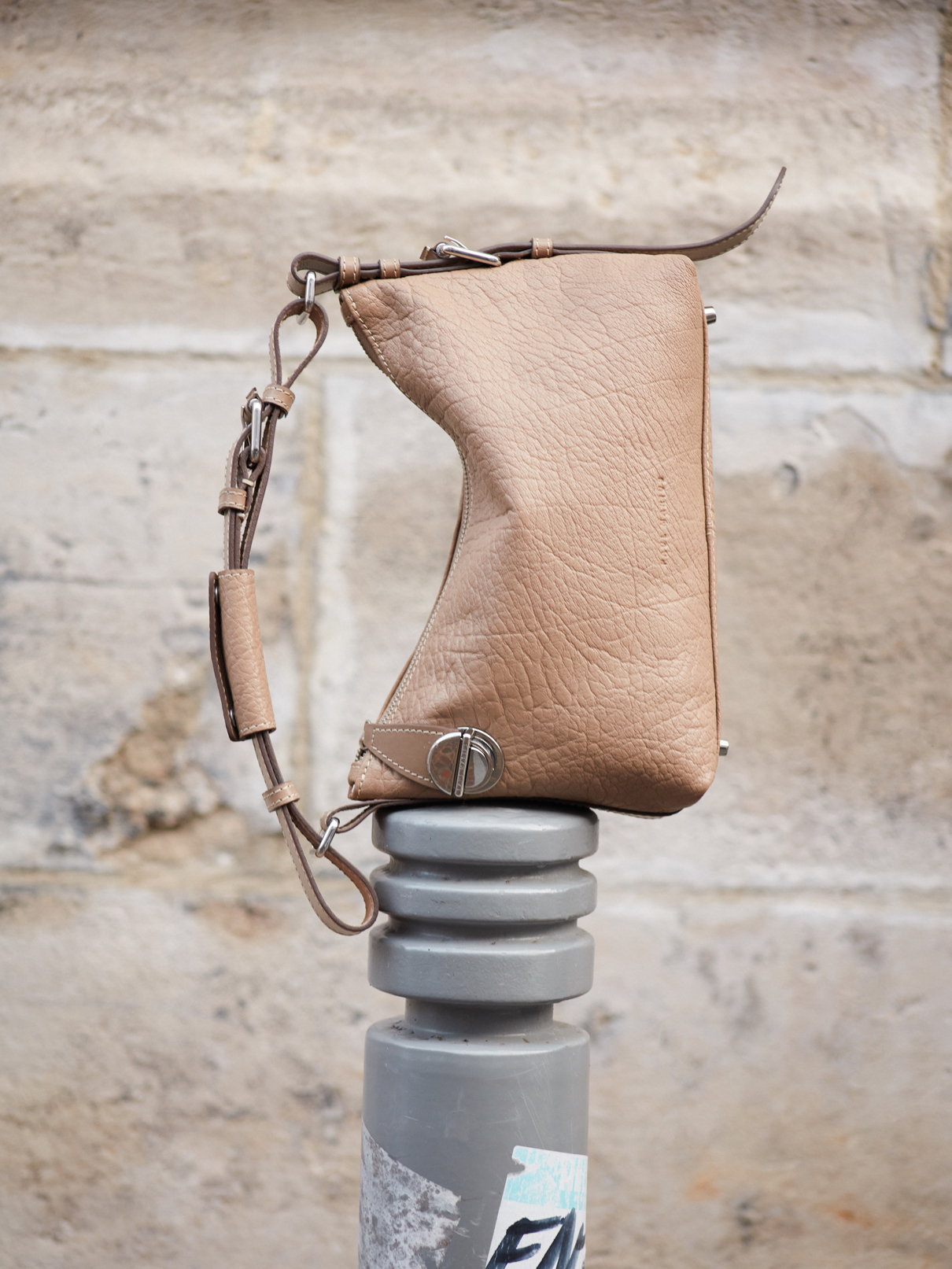 sac-baguette-elliott-cuir-taupe-femme-zoom-matiere-w73m-bei