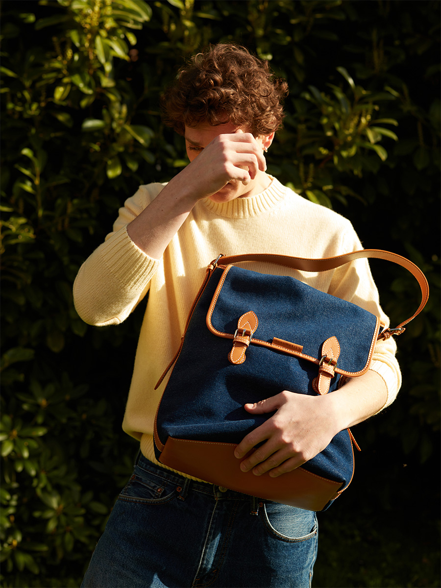 Grand sac bandoulière en jean bleu & cuir Loulou L Escapade - Denim Brut vue cote