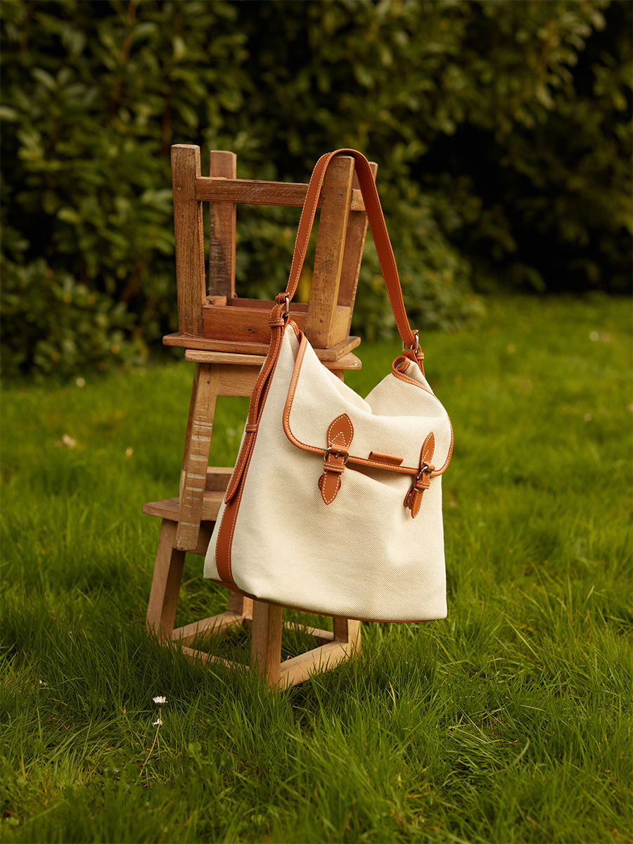 Grand sac bandoulière en toile beige Loulou L Escapade - Toile beige vue portee