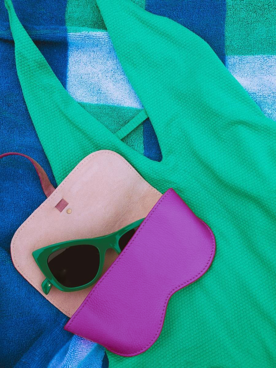 photo-portee-etui-a-lunettee-cuir-violet-letui-a-lunettes-sorbet-cassis-paul-marius-m49-sb-p