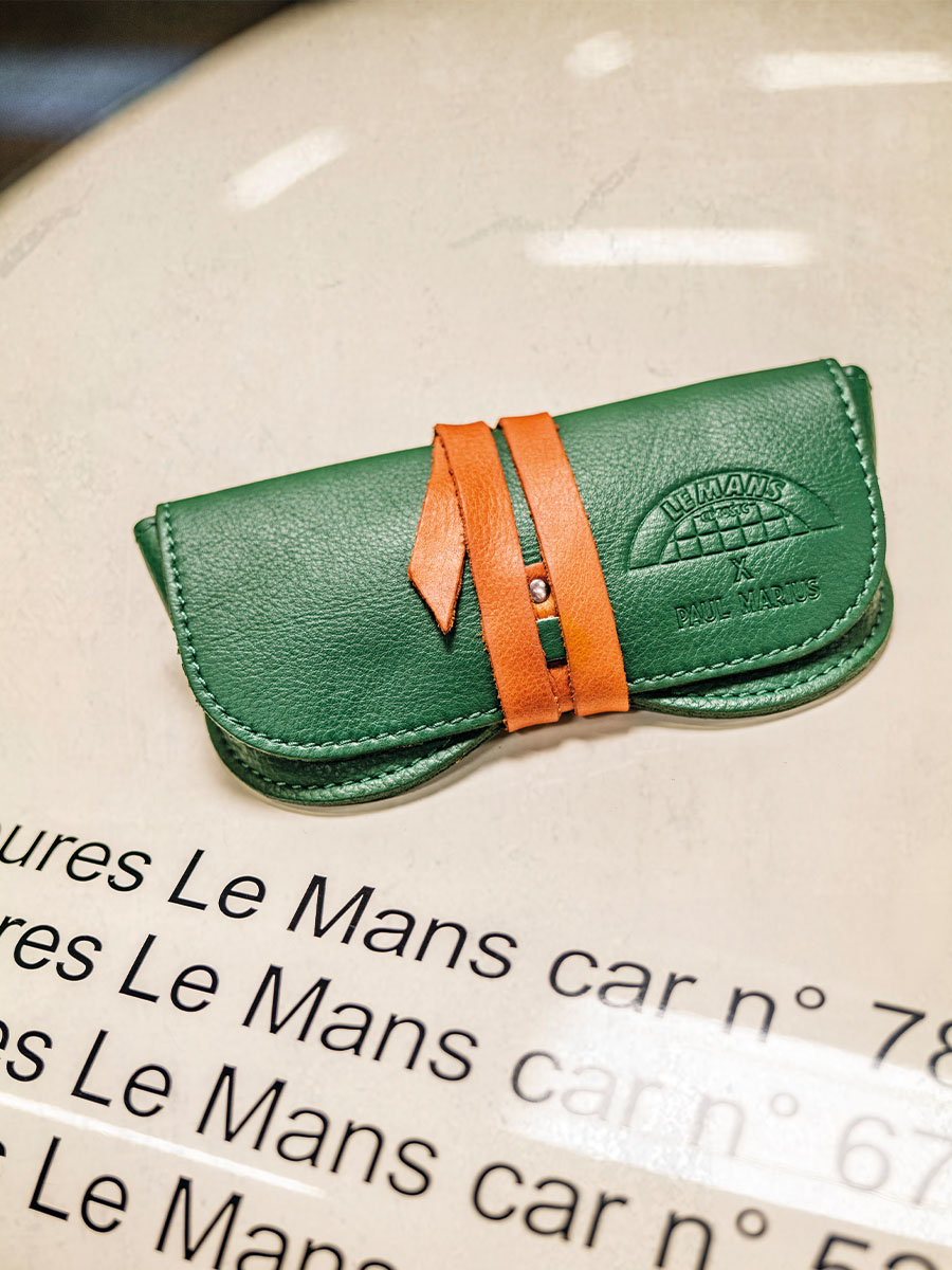 photo-portee-etui-lunettes-cuir-vert-etui-a-lunettes-le-mans-classique-paul-marius-m49-lemans-dg