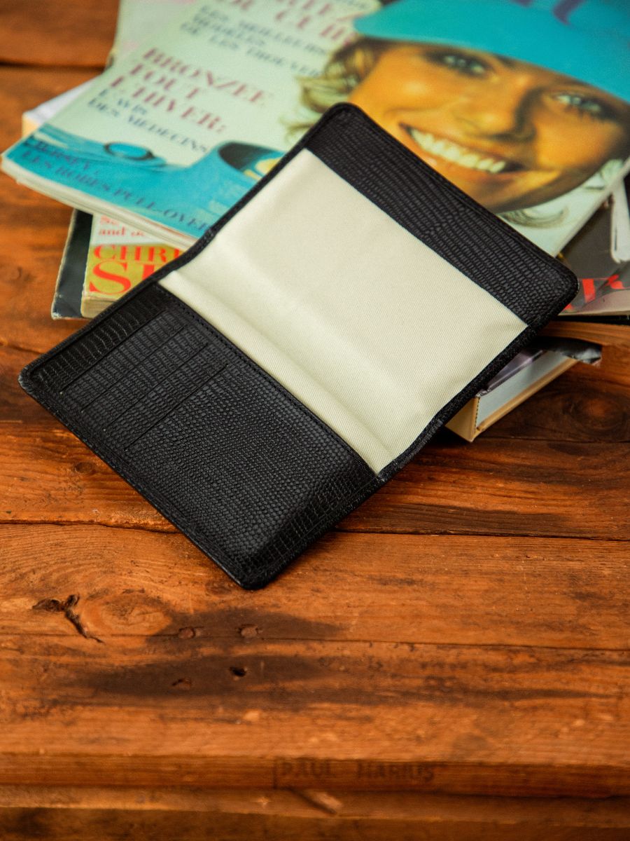 photo-vue-portee-etui-pour-passeport-cuir-noir-de-jais-etui-pour-passeport-1960-paul-marius-m64-l-b