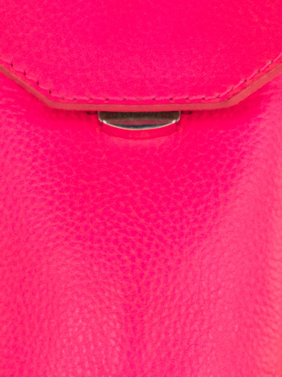 photo-vue-zoom-matiere-sac-telephone-cuir-rose-eva-neon-rose-paul-marius-m71-ne-pi