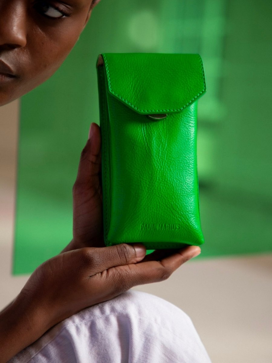 photo-vue-face-sac-telephone-cuir-vert-eva-neon-vert-paul-marius-m71-ne-gr