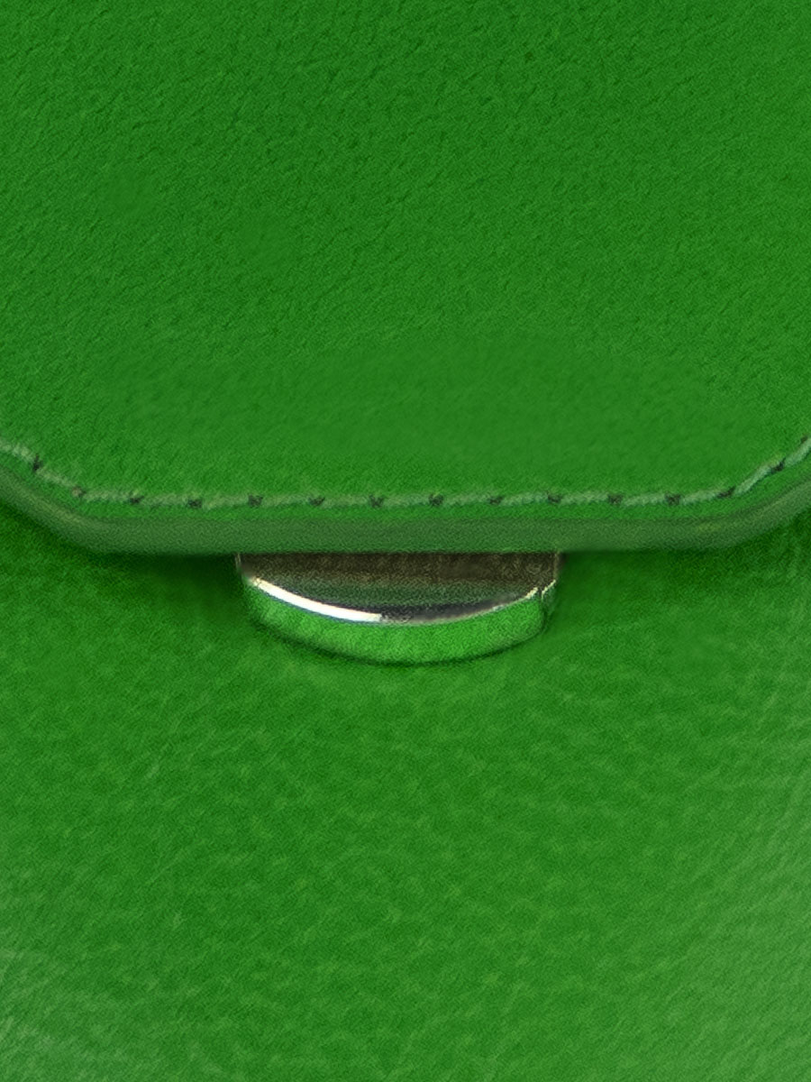 photo-vue-zoom-matiere-sac-telephone-cuir-vert-eva-neon-vert-paul-marius-m71-ne-gr