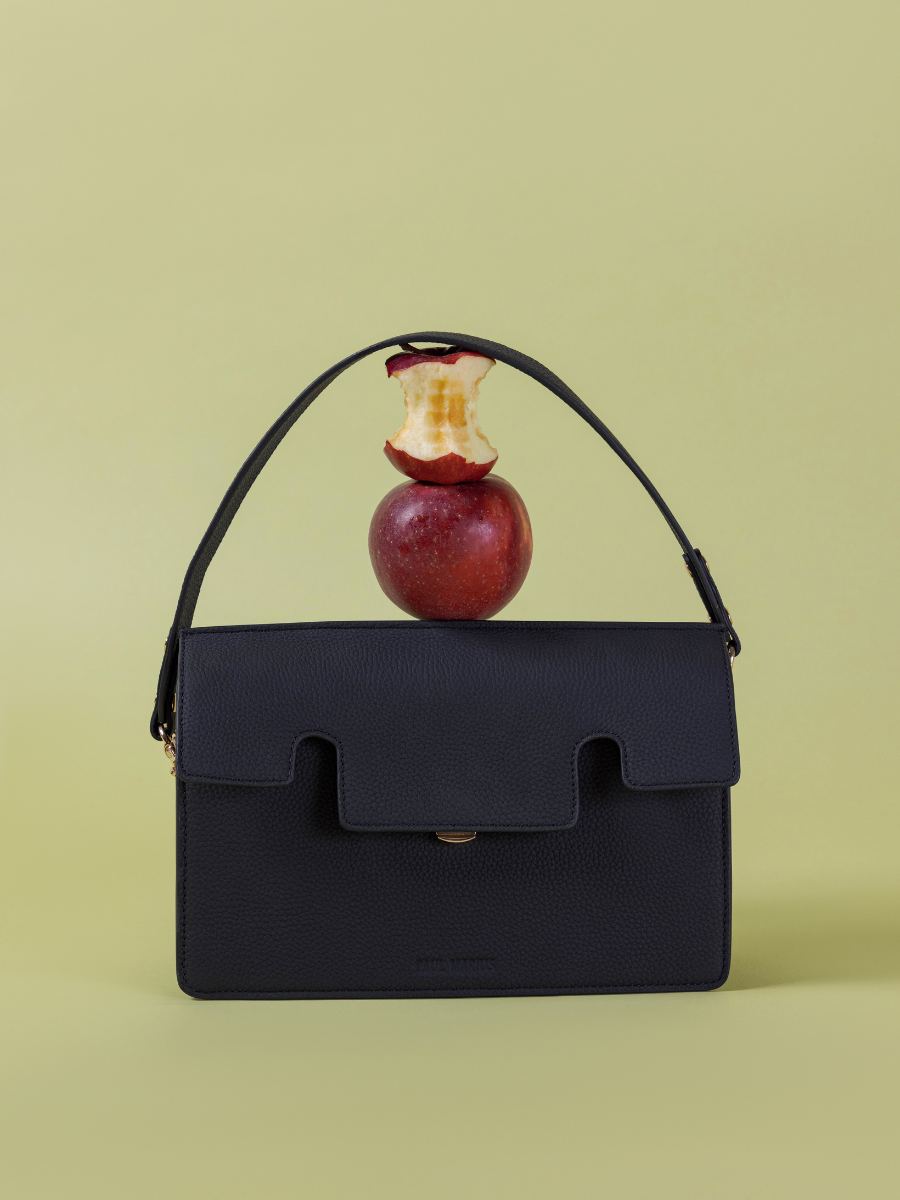 sac-baguette-cuir-gabrielle-noir-charbon-vue-zoom-matiere-w42-bm-b