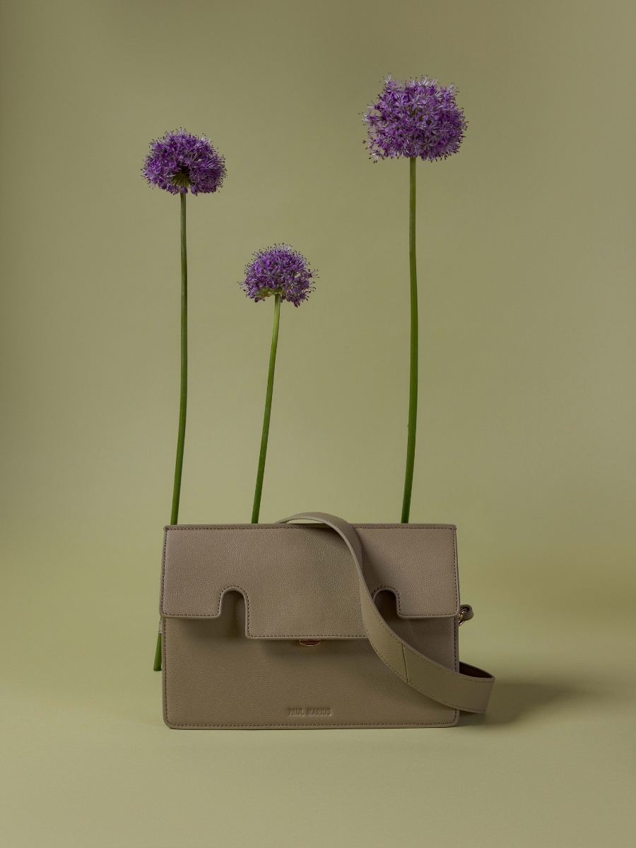 sac-baguette-cuir-gabrielle-amande-vue-zoom-matiere-w42-al