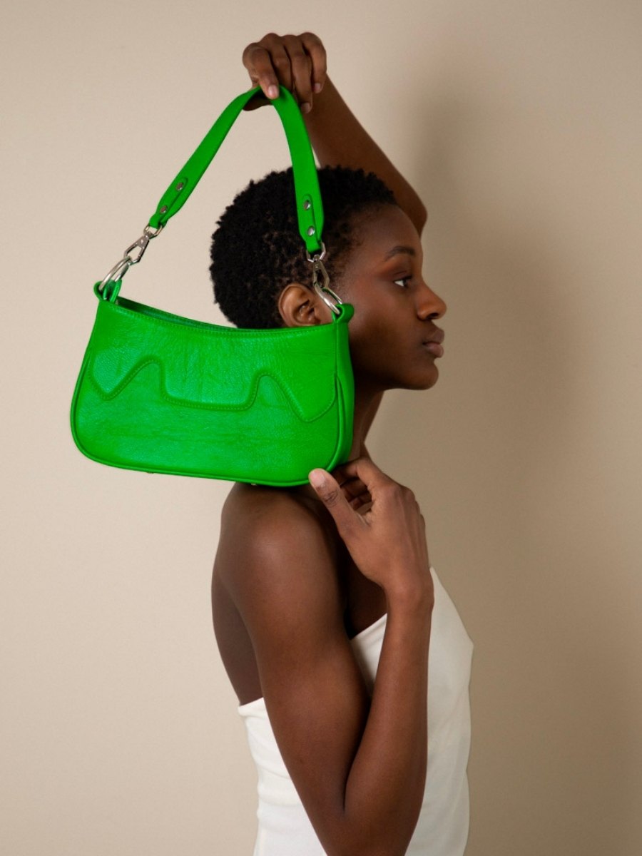 photo-vue-bandouliere-sac-demi-lune-cuir-vert-garance-neon-paul-marius-w40-ne-gr