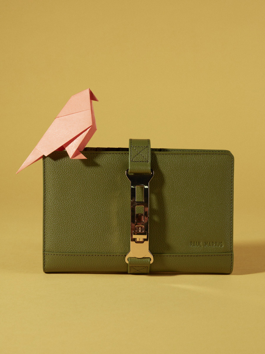 portefeuille-gaspard-vert-olive-vue-portee-m78-gr-o