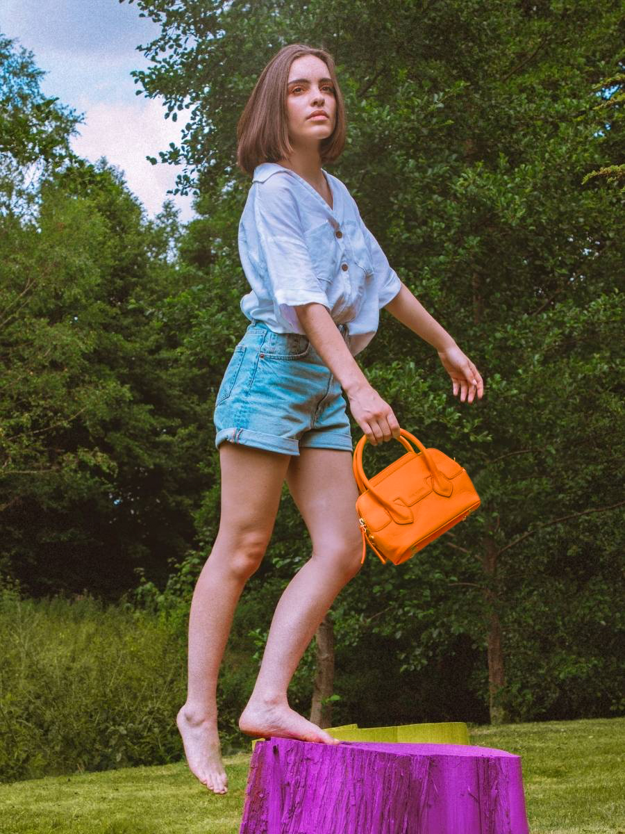 photo-portee-mini-sac-a-main-cuir-orange-gisele-xs-sorbet-mangue-paul-marius-w32xs-sb-o