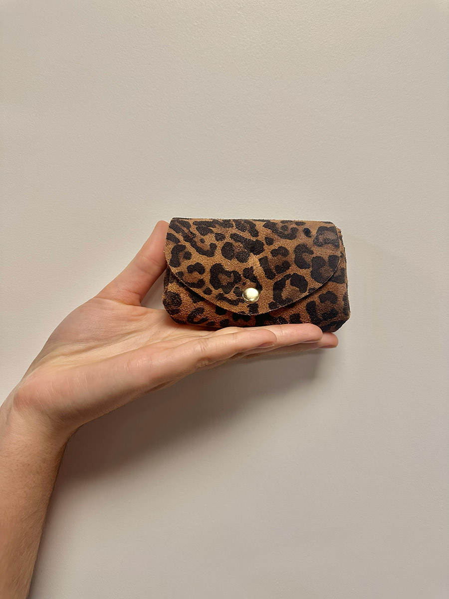 porte-monnaie-legustave-leopard-noir-vue-portee-clp-lp-b