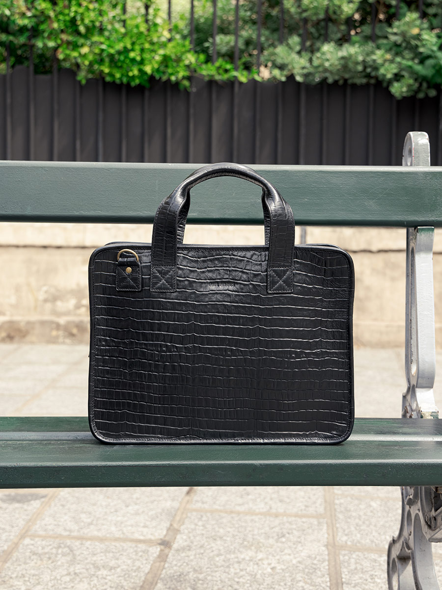 photo-vue-zoom-matiere-porte-document-cuir-unisexe-noir-leconquerant-n2-heritage-noir-de-jais-paul-marius-b05-cr-b