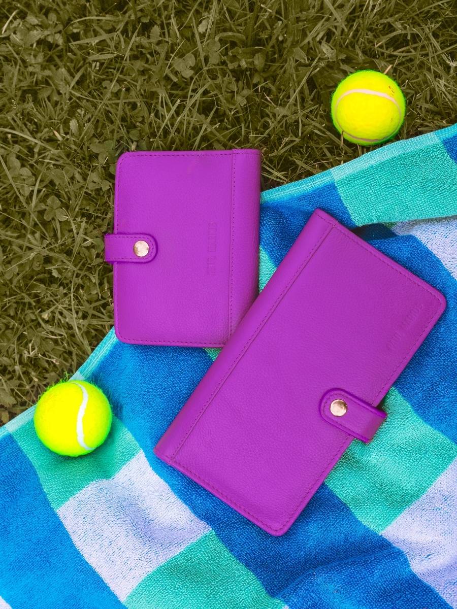 photo-portee-portefeuille-cuir-violet-leportefeuille-jeanne-sorbet-cassis-paul-marius-m34-sb-p